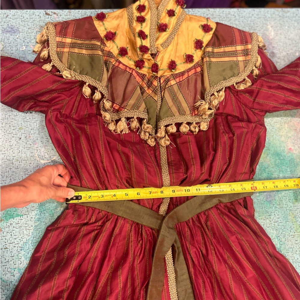 Victorian Rosette Robe - Picture 13 of 14